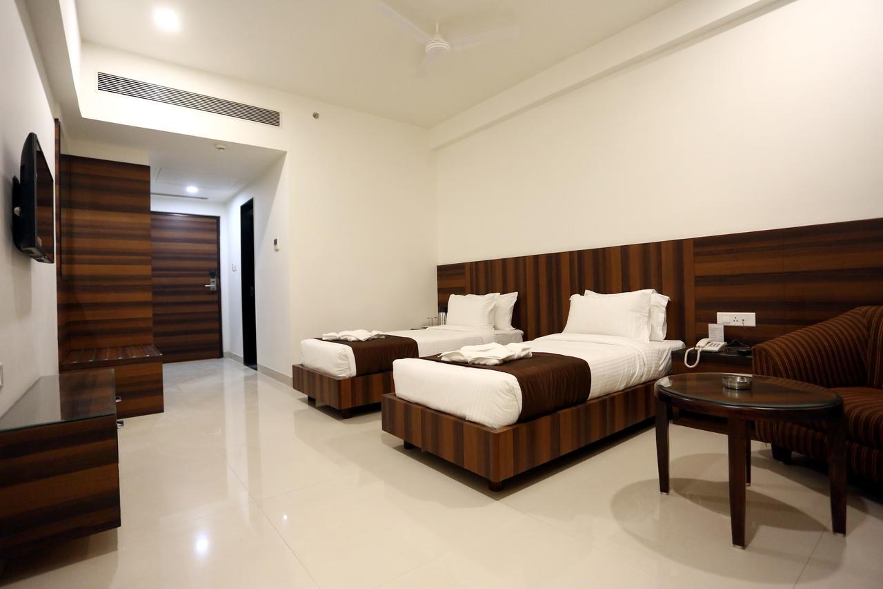 Solitaire Hotel Rāipur Exterior foto
