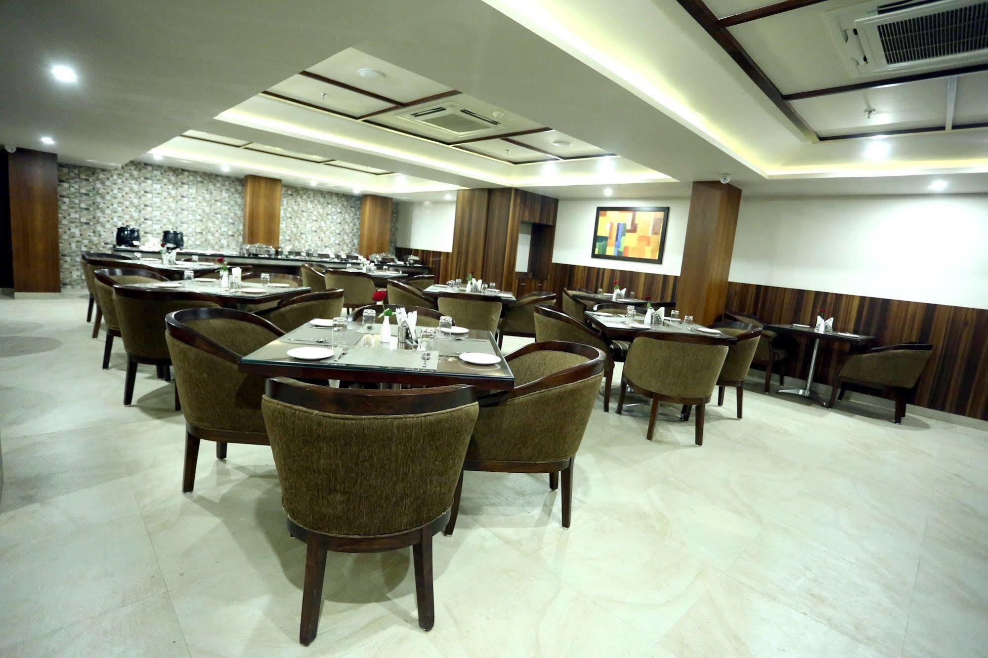 Solitaire Hotel Rāipur Exterior foto