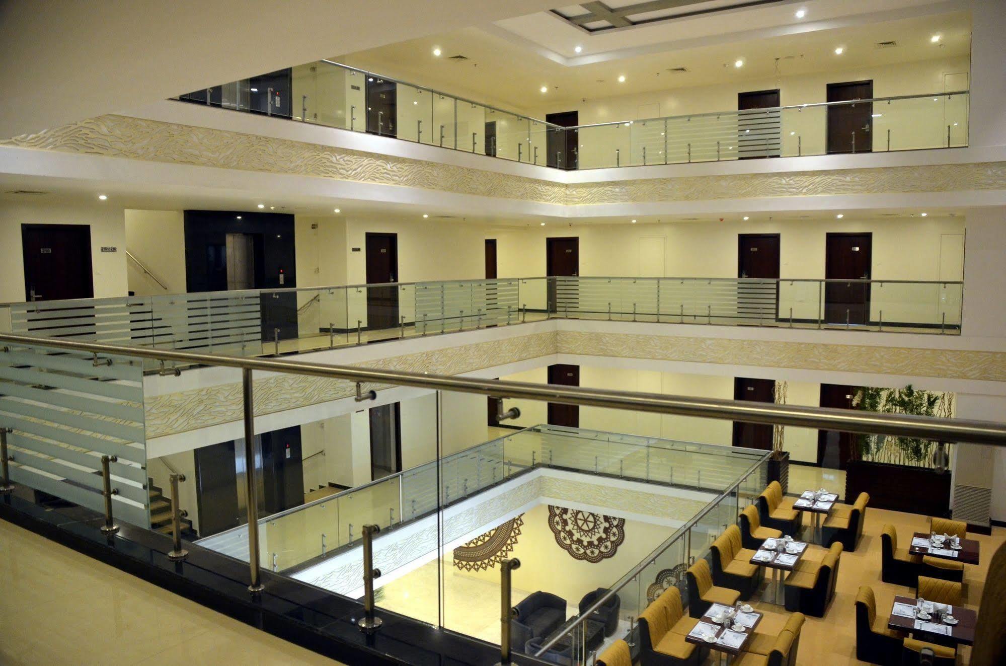 Solitaire Hotel Rāipur Exterior foto